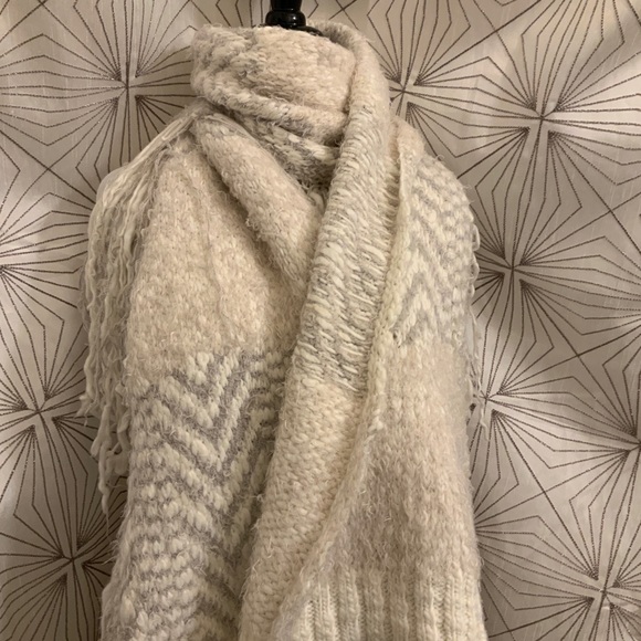 A&F Scarf/Wrap - Picture 4 of 4